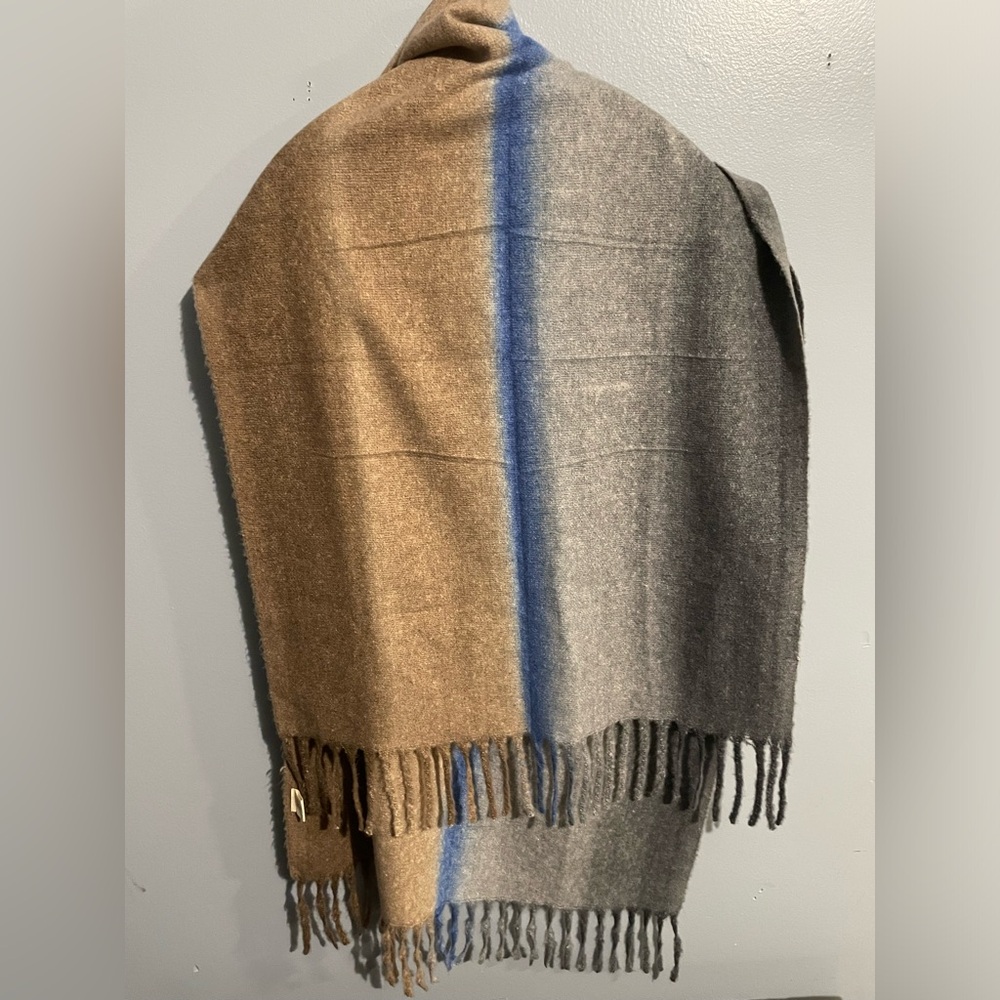 Oversized Pretty persuasion scarf in great condition